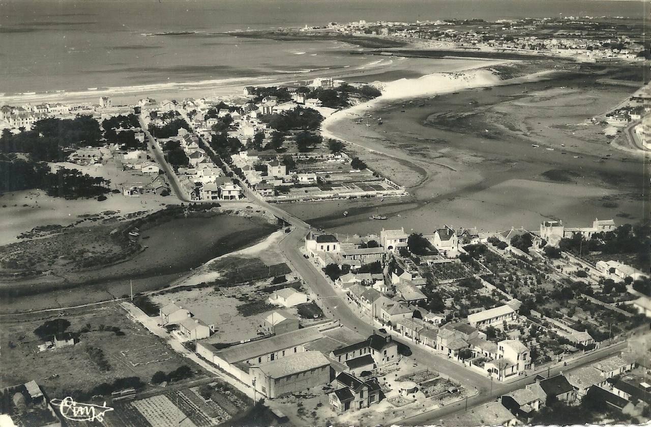 St-Gilles-sur-Vie, vue aérienne la Vie et la plage.