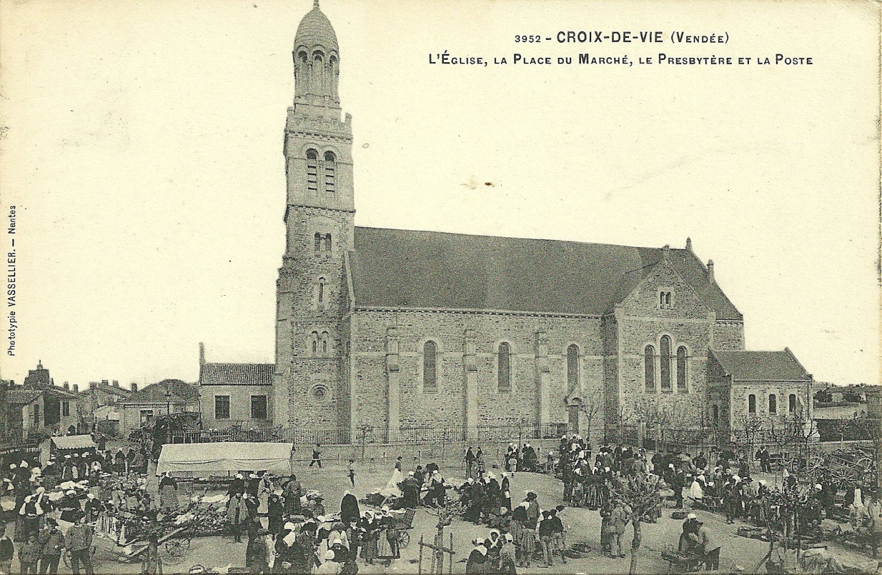 Croix-de-Vie, l'église, la place du marché.