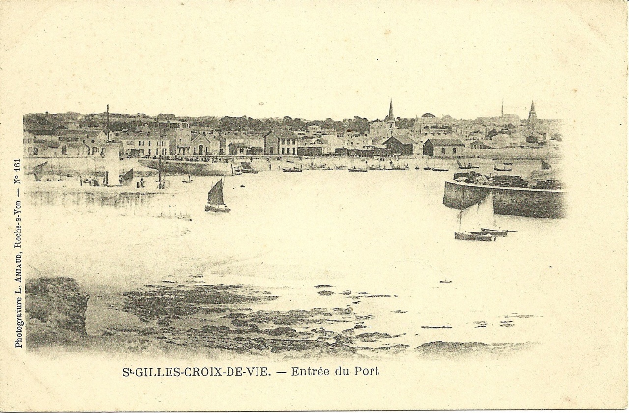 St-Gilles-Croix-de-Vie, entrée du port.