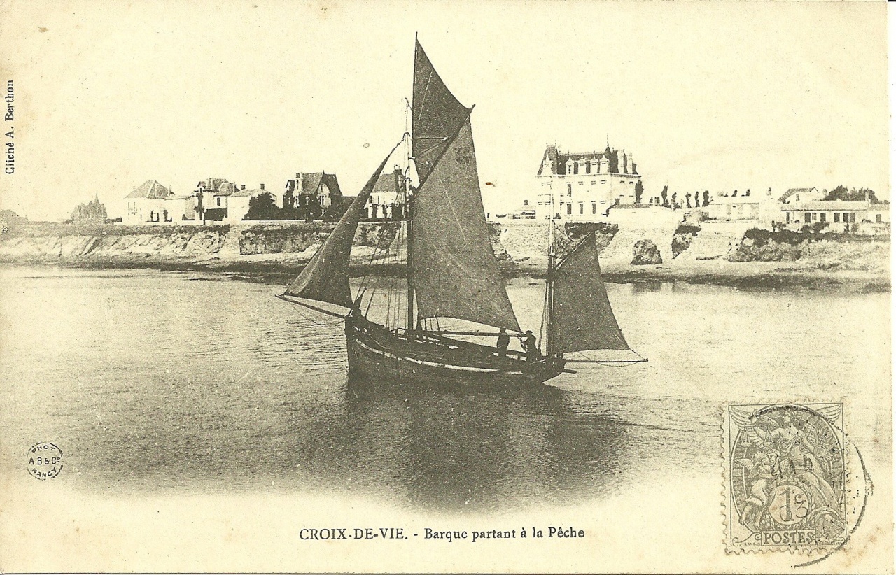 Croix-de-Vie, barques partant à la pêche.