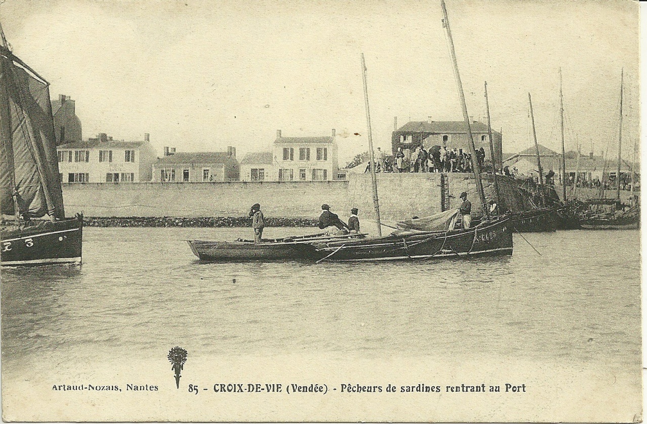 Croix-de-Vie, pêcheurs de sardines rentrant au port.