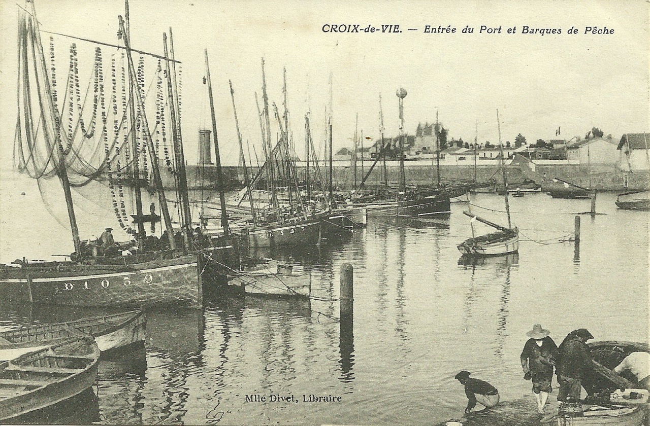 Croix-de-Vie, entrée du port et barques de pêche.