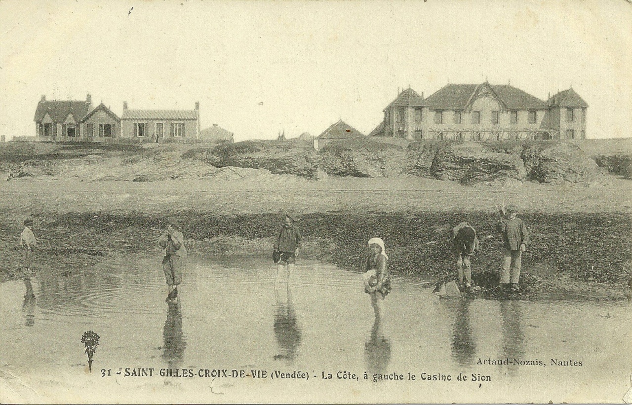St-Gilles-Croix-de-Vie, la côte à gauche le casino de Sion.