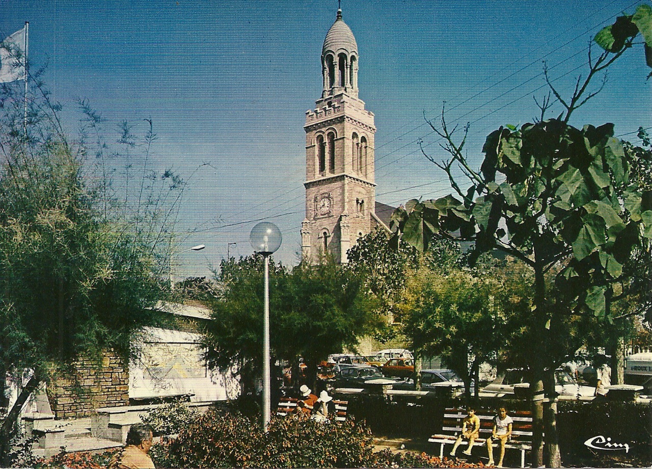 St-Gilles-Croix-de-Vie, l'église et le square.