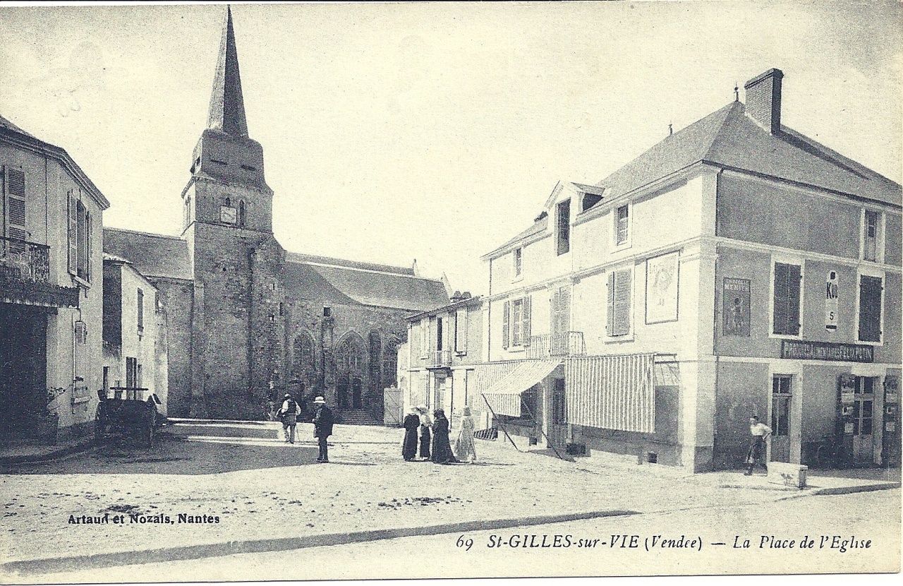 St-Gilles-sur-Vie, la place de l'église.