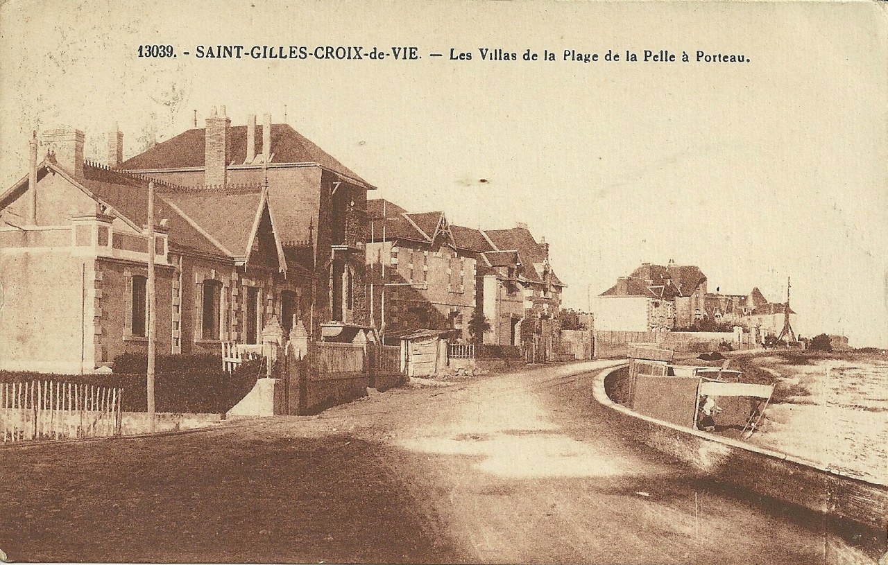 ST-Gilles-Croix-de-Vie, les villas et la plage.