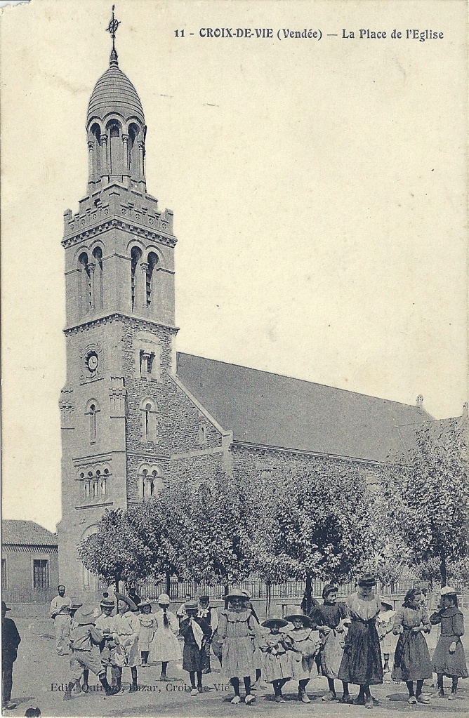 Croix-de-Vie, la place de l'église.