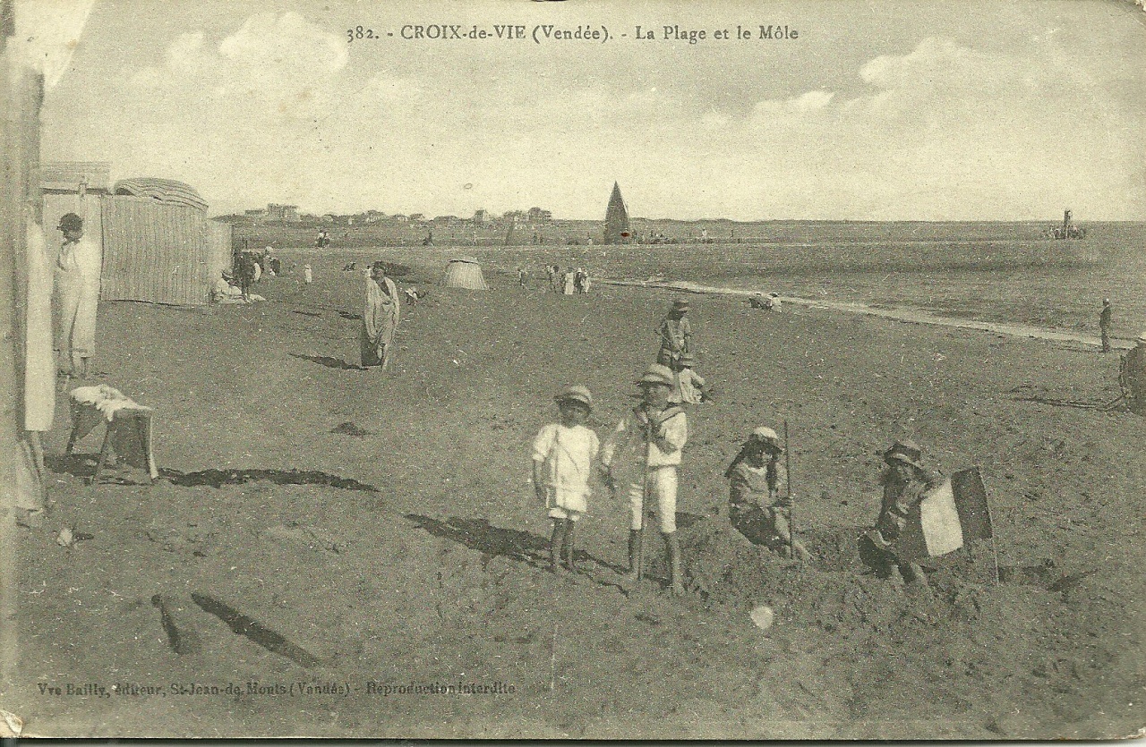 Croix-de-Vie, la plage et le môle.