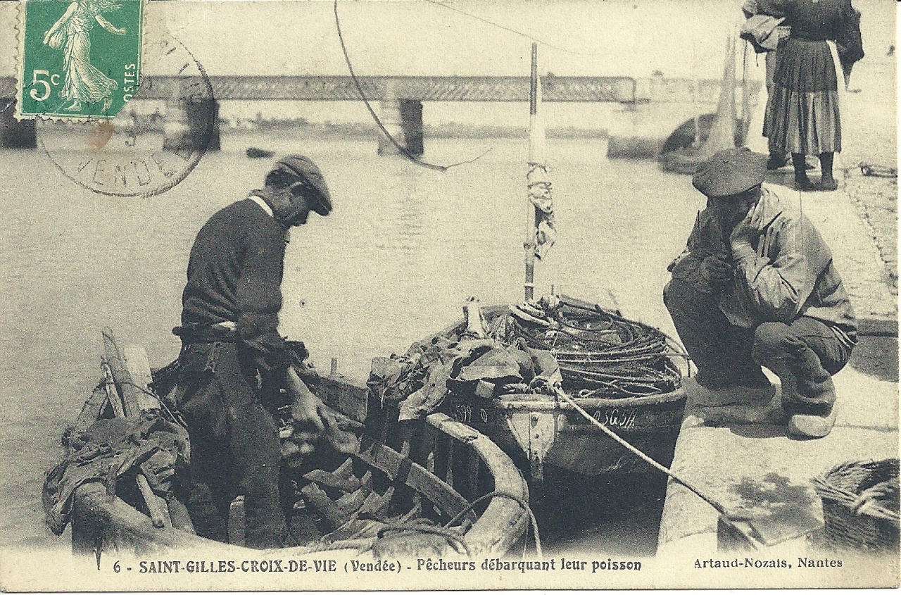 St-Gilles-Croix-de-Vie, pêcheurs débarquant leurs poissons.