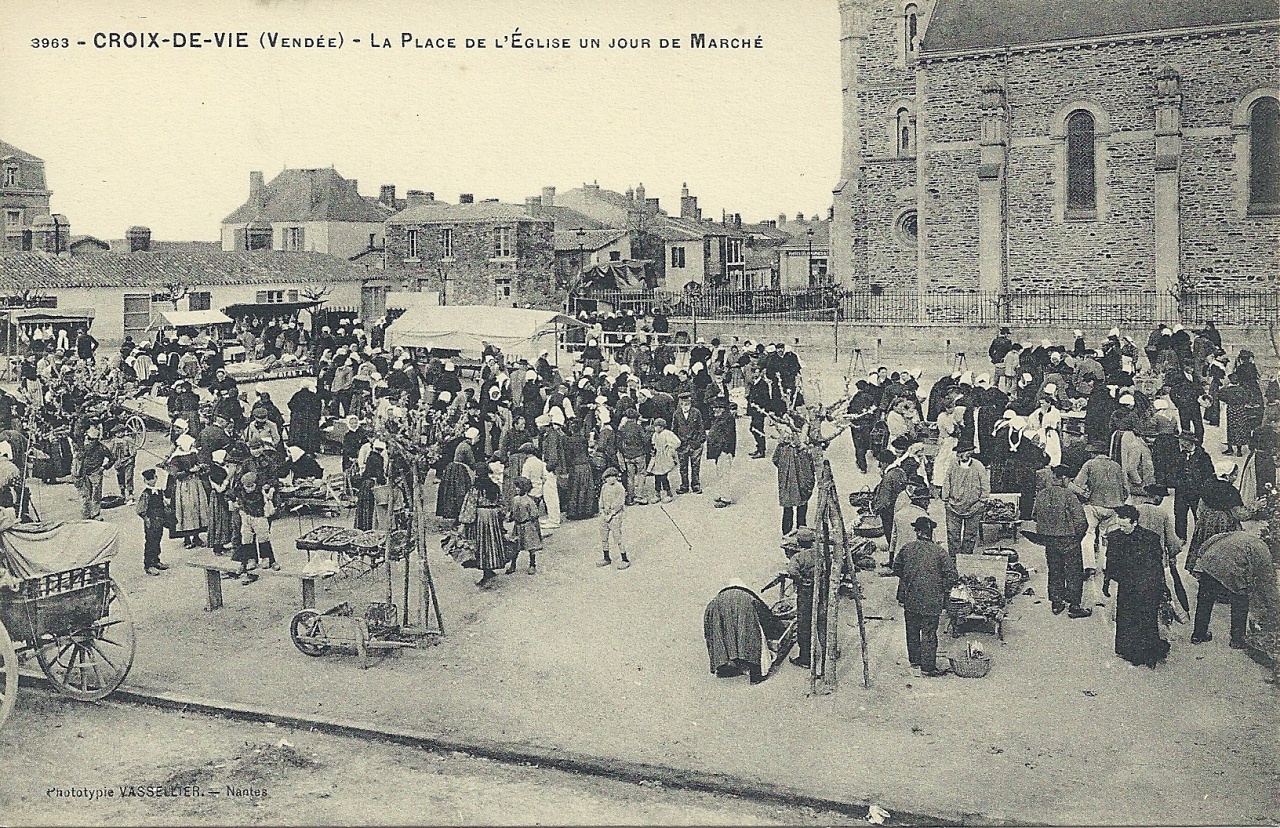 Croix-de-Vie, la place de l'église, un jour de marché.