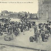 Croix-de-Vie, la place de l'église, un jour de marché.