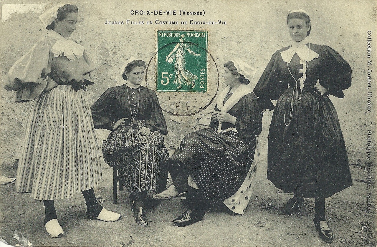 Jeunes filles en costume de Croix-de-Vie.