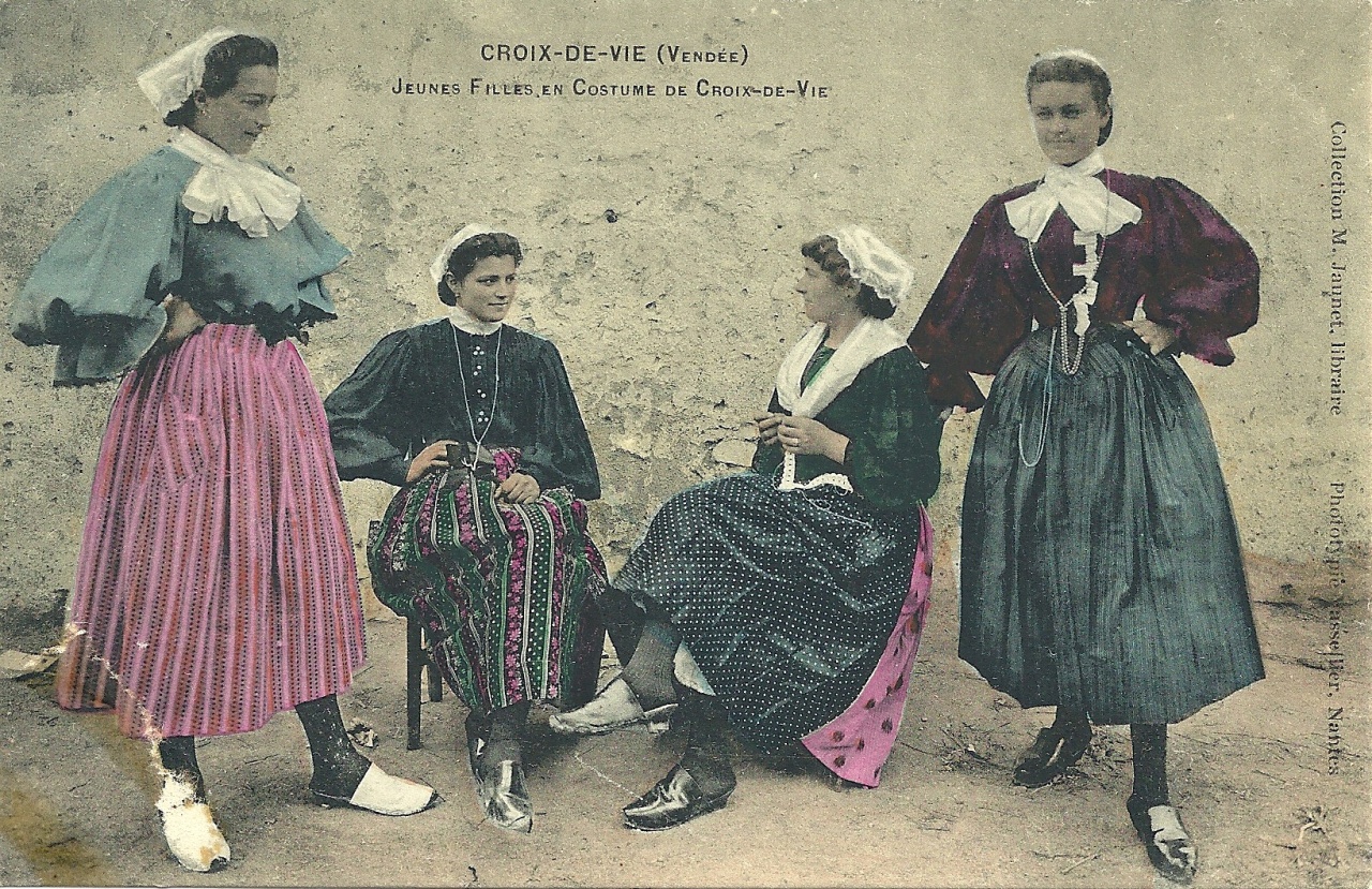Jeunes filles en costume de Croix-de-Vie.