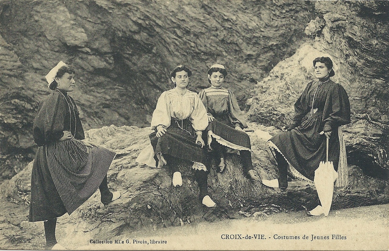 Croix-de-Vie, costumes de jeunes filles.