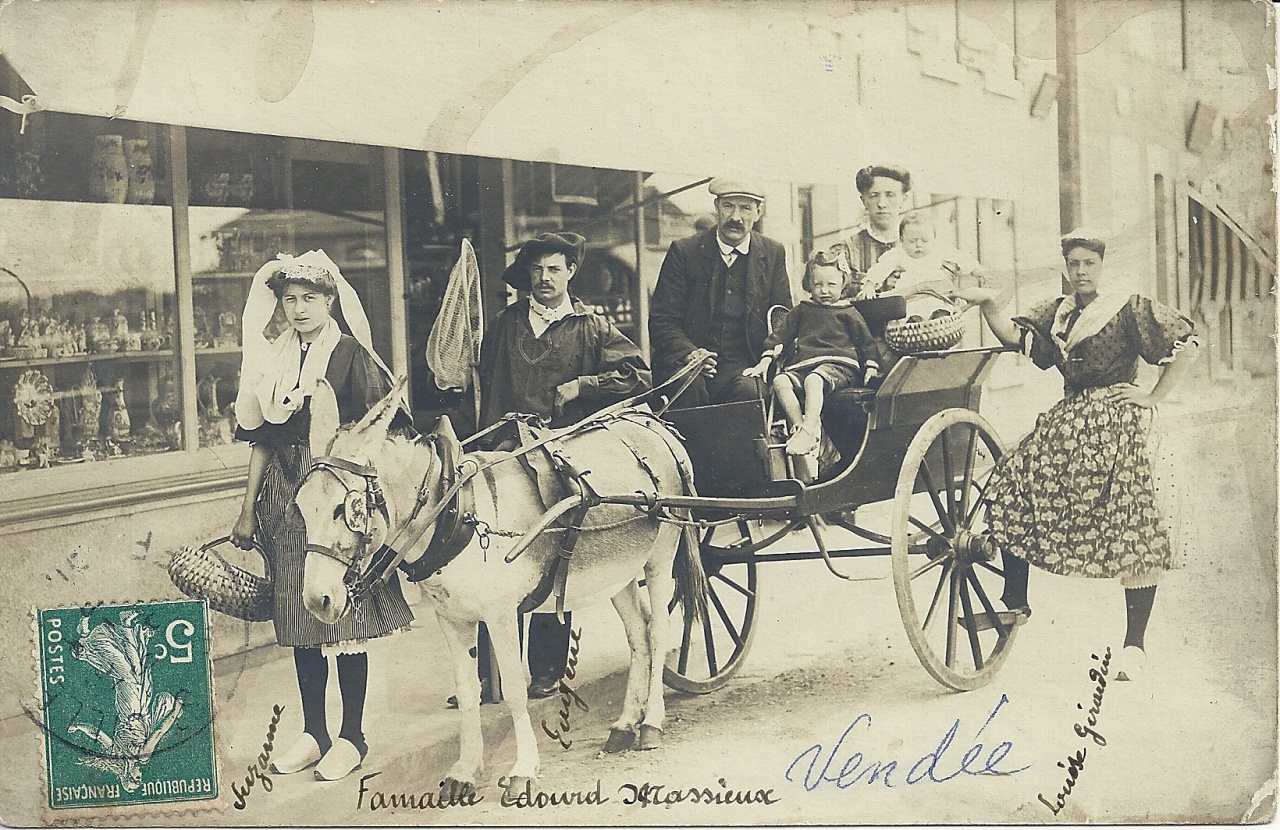 St-Gilles-Croix-de-Vie, famille Massieux en costume local.