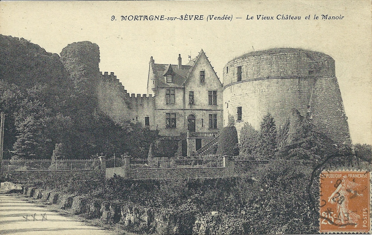 Mortagne-sur-Sèvre, le vieux château et le manoir.