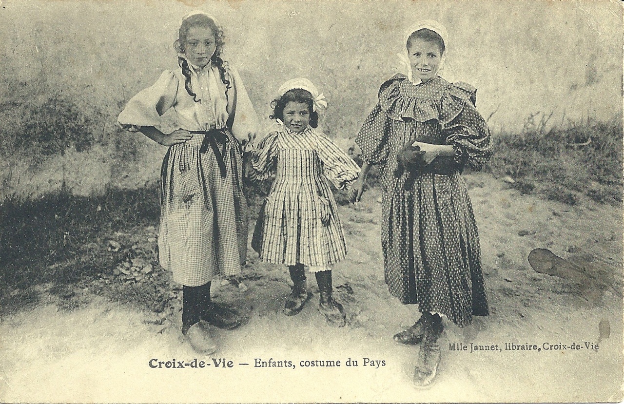 Croix-de-Vie, enfants, costume du pays.
