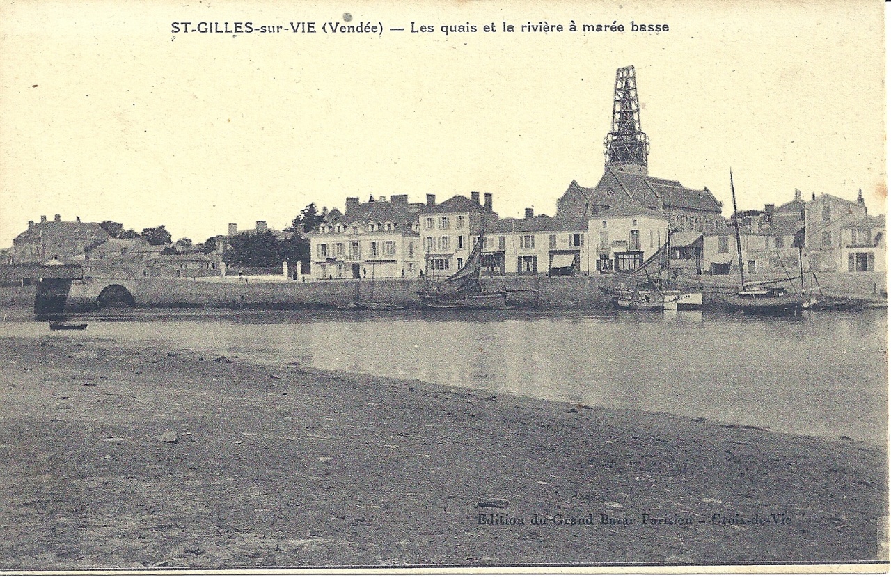 St-Gilles-sur-Vie, les quais et la rivière à marée basse.