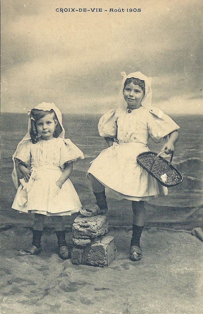 Croix-de-Vie, enfants avec costume du pays.