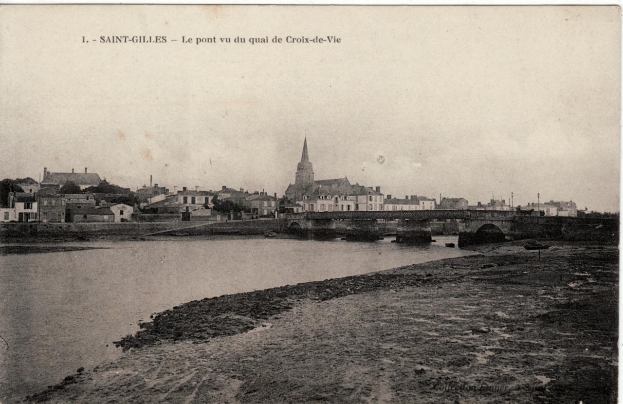 St-Gilles-sur-Vie, le pont, vu des quais.