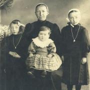 St-Gilles-sur-Vie, mon arrière grd-mère et ses 3 filles.