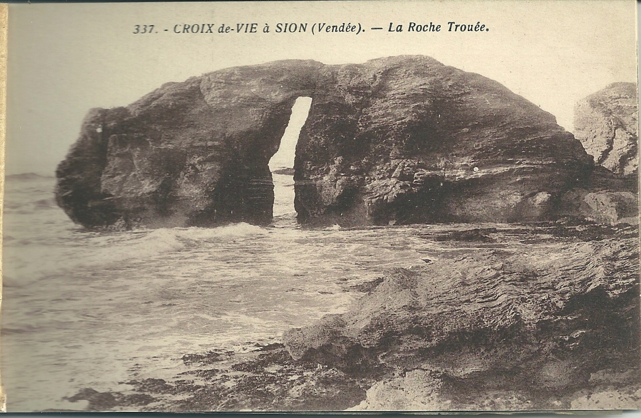 Croix-de-Vie à Sion, la roche trouée.