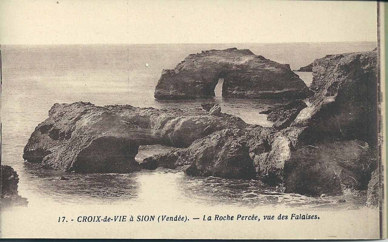 Croix-de-Vie à Sion, la roche percée, vue des falaises.