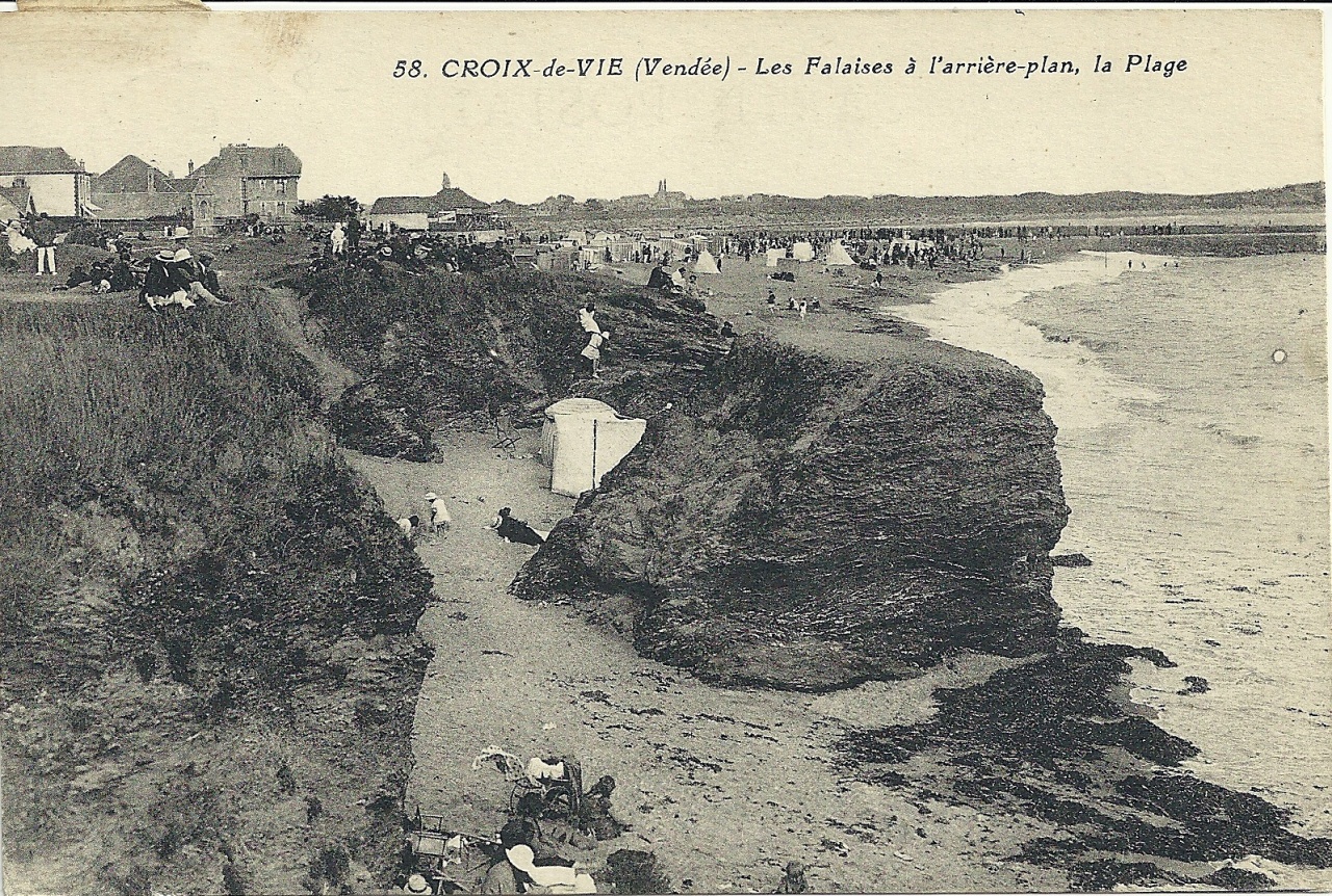 croix-de-Vie, les falaises à l'arrière-plan la plage.