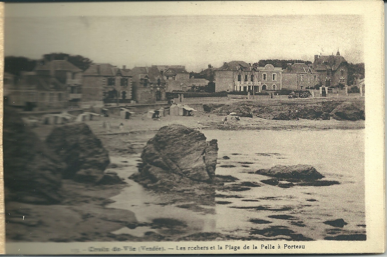 Croix-de-Vie, les rochers et la plage de la Pelle à Porteau.