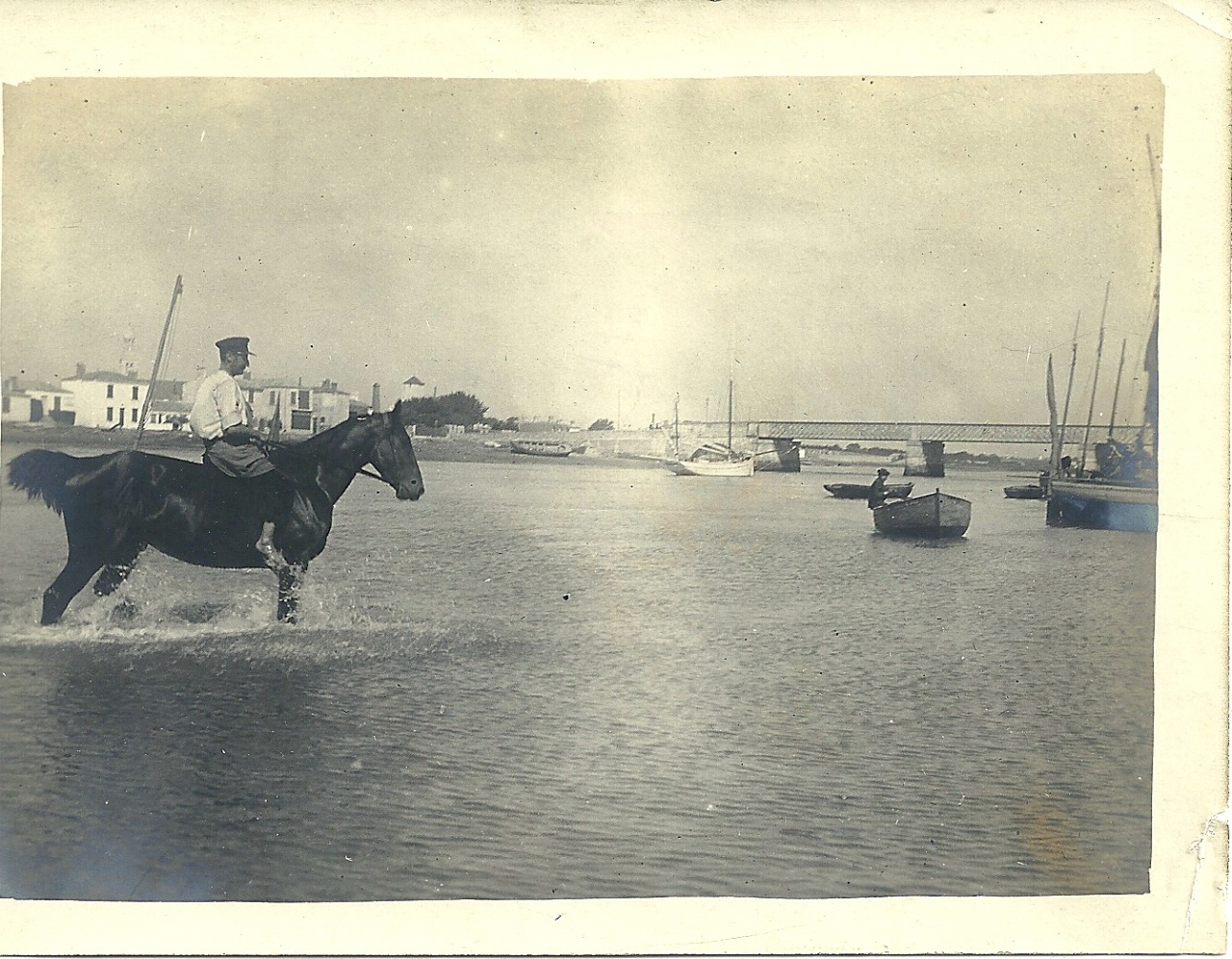 St-Gilles-sur-Vie, un cavalier et son cheval dans le port.