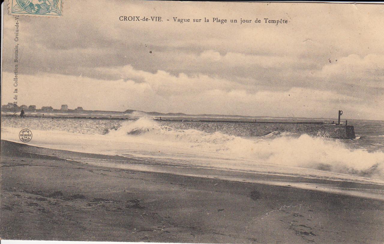 Croix-de-Vie, vague sur la plage, un jour de tempête.