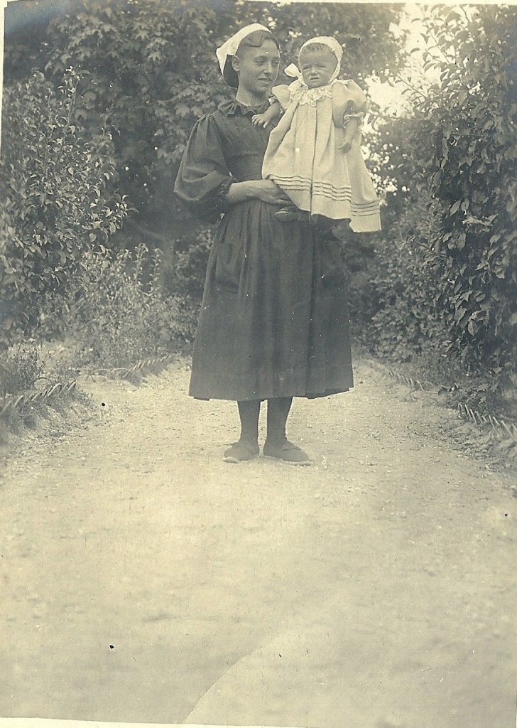Enfant avec une servante de St-Gilles-sur-Vie.