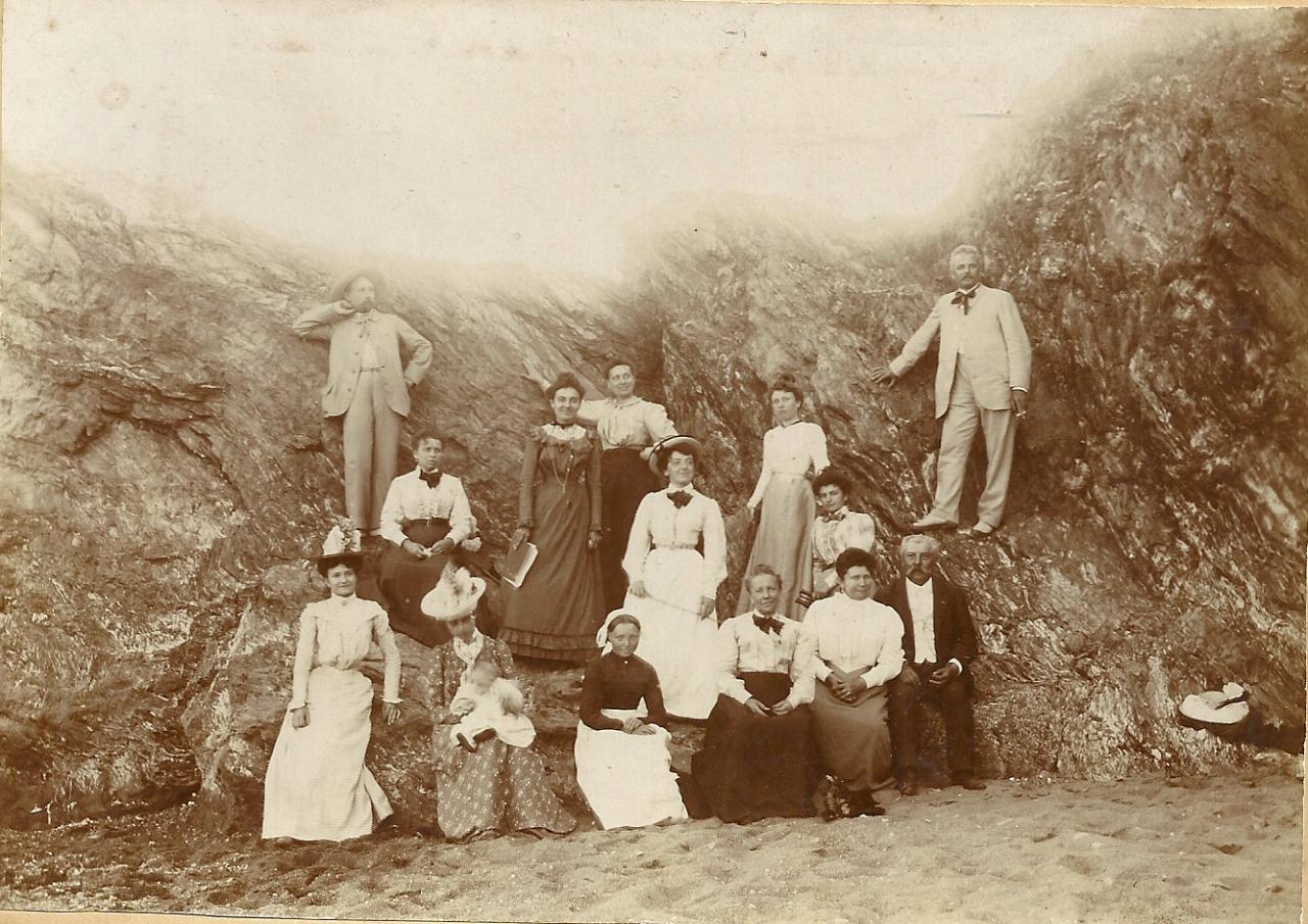 Croix-de-Vie, photo de famille à la plage en 1900.