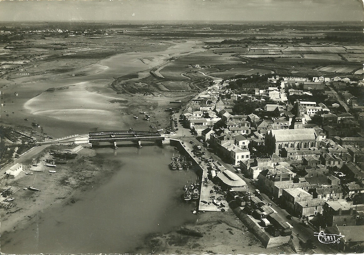 Saint-Gilles-sur-Vie, vue aérienne, le port, et les ponts.