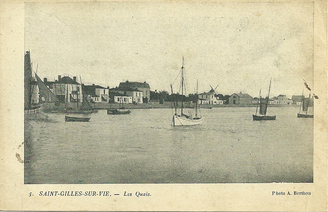 st-Gilles-sur-Vie, les quais, au fond le moulin.