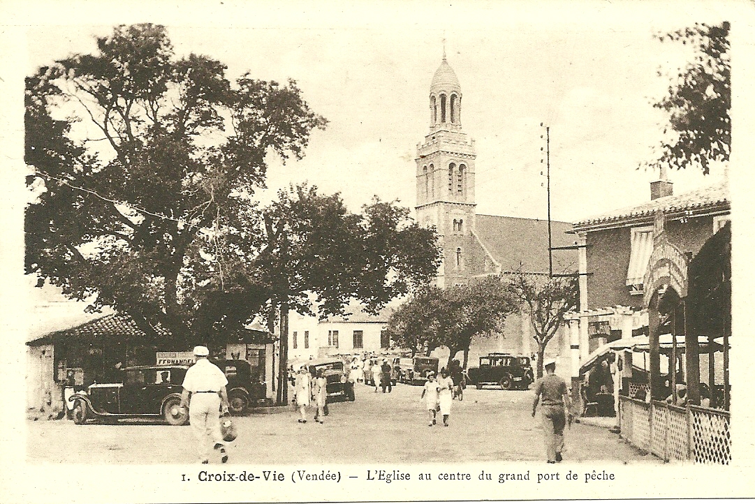 Croix-de-Vie, l'église au centre du grand port de pêche.