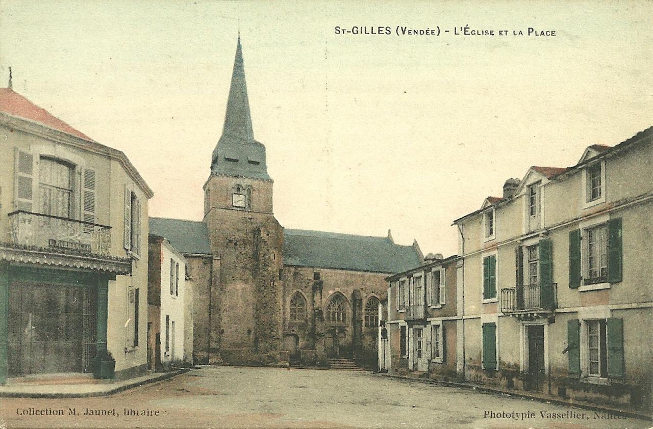 Saint-Gilles-sur-Vie, l'église et la place.