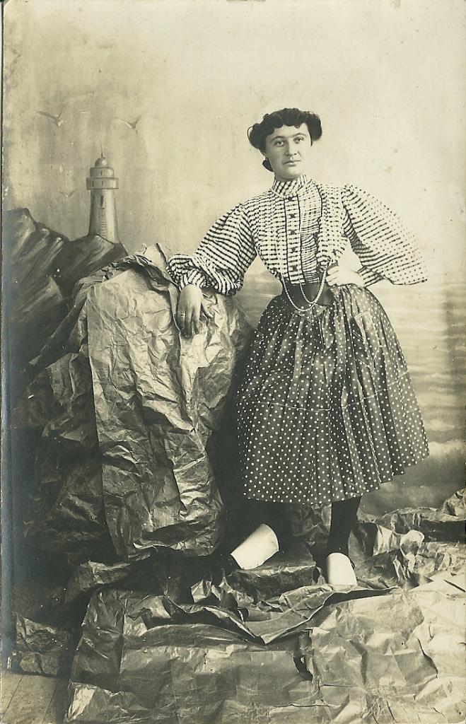 Croix-de-Vie, costume et faux décor, Mme Moreau rosela.