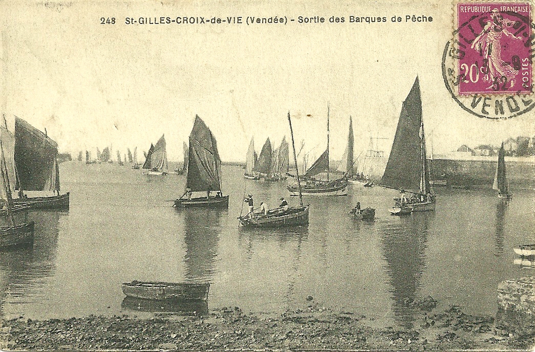 St-Gilles-Croix-de-Vie, sortie des barques de pêche.