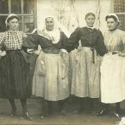 Croix-de-Vie, femmes en costume.