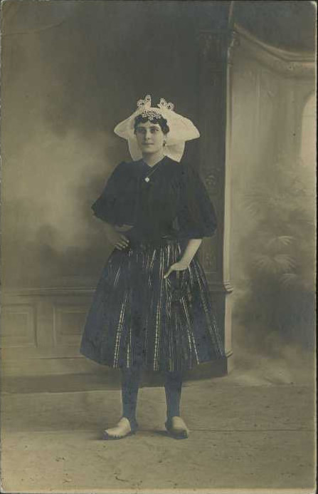 Croix-de-Vie, femme avec le costume local.