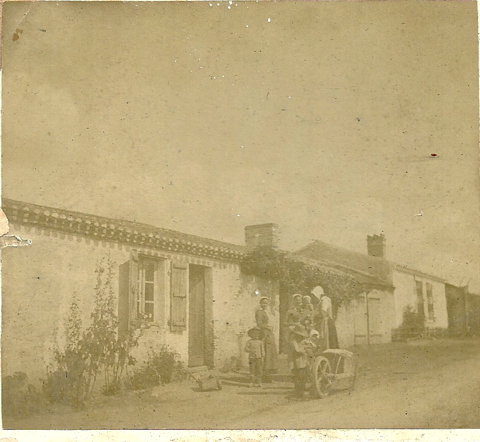St-Gilles-sur-Vie, famille vendéenne devant leur maison.
