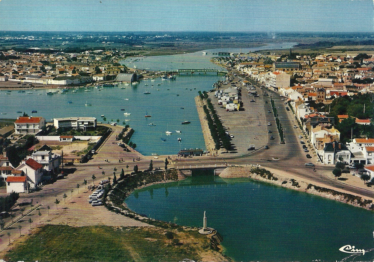 St-Gilles-sur-Vie, le port et les quais.