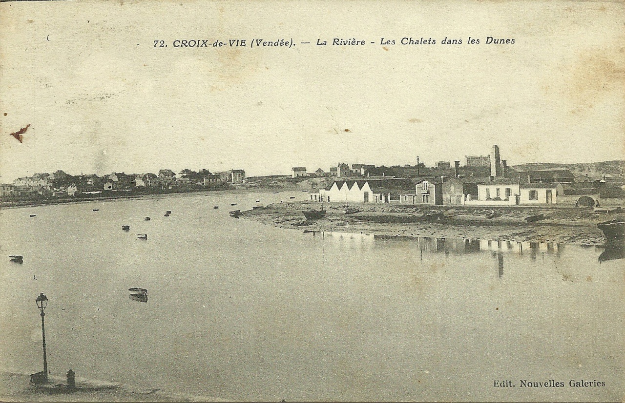 St-Gilles-sur-Vie, la rivière et les chalets dans la dune.