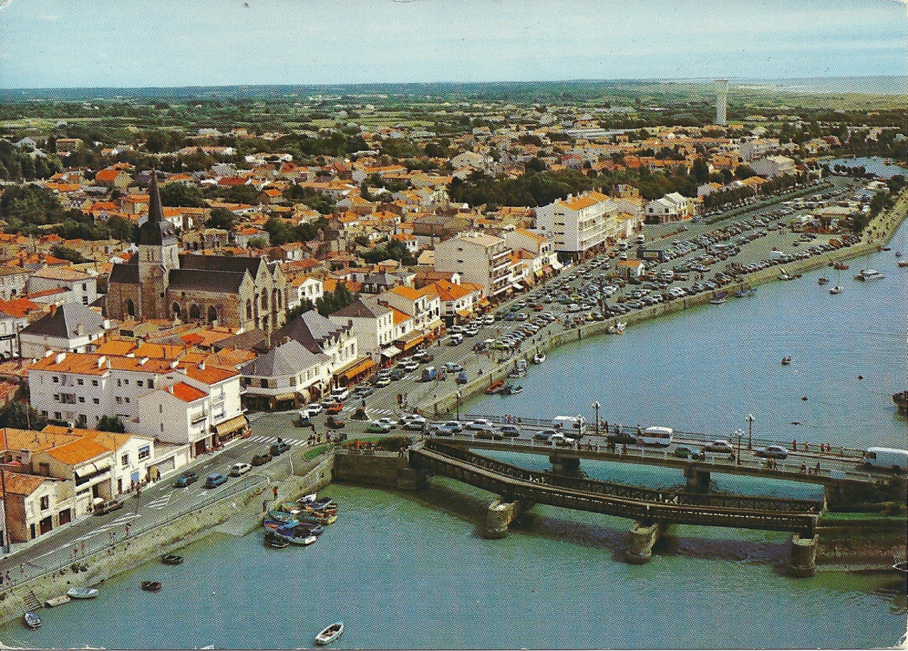 St-Gilles-Croix-de-Vie, le pont sur la Vie, le quai.