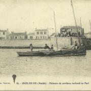 Croix-de-Vie, pêcheurs de sardines rentrant au port.