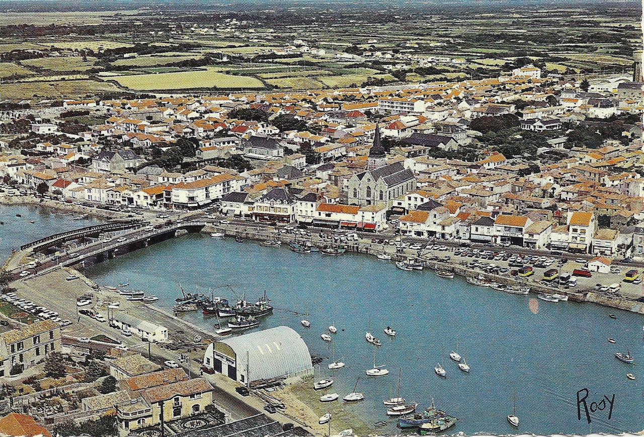 St-Gilles-sur-Vie, le port, le quai et la ville.