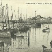 Croix-de-Vie, entrée du port et barques de pêche.