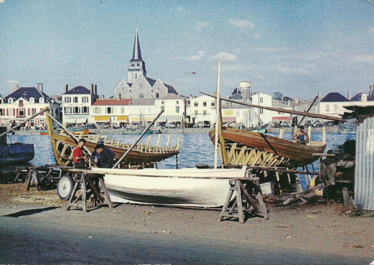St-Gilles-sur-Vie, pinasses de pêche en construction.