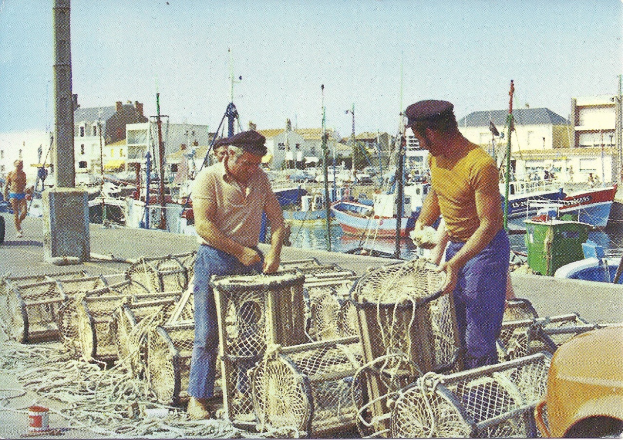 St-Gilles-Croix-de-Vie, préparation des casiers à homards.